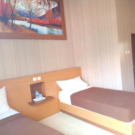 Hotel Kencana Rembang Værelse billede