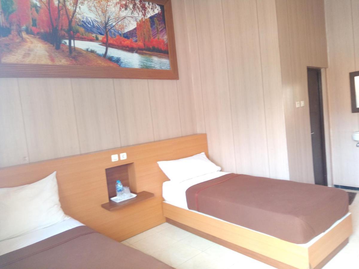 Hotel Kencana Rembang Værelse billede